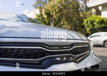 Calandre de voiture Kia Sportage et nouveau logo détaillé. 21 février 2026. Givatayim, Israël Banque D'Images