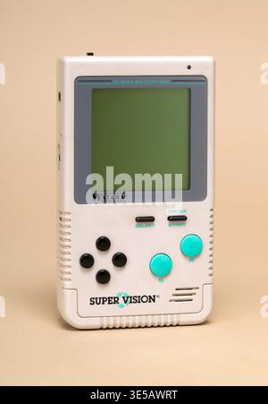 Pavia, Lombardie, Italie - 27 décembre 2024 : Watara produit un concurrent low-cost de Game Boy de Sony. Il s'agit de la console de supervision 1992 Watara. SHO Banque D'Images