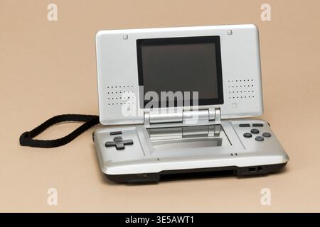 Pavie, Lombardie, Italie - 27 décembre 2024 : console Nintendo DS de 2004, au Ctrl+Alt Museum. Console de septième génération avec un design à clapet. D Banque D'Images