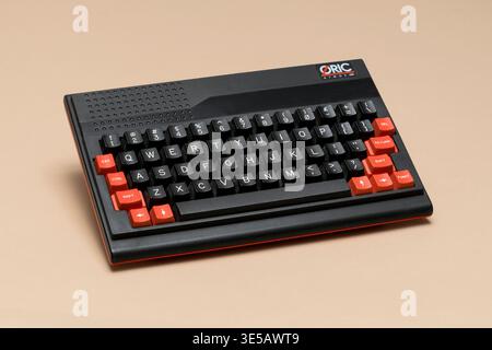 Pavie, Lombardie, Italie - 8 décembre 2024 : ordinateur à domicile ORIC Atmos de 1984 au Musée Ctrl+Alt. Concurrent de l'Atari 600XL et du Commodore 64. Il h Banque D'Images