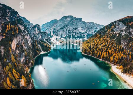 Vue aérienne panoramique de Lago di Braies avec les touristes ramant des bateaux en bois et la montagne Seekofel pendant l'automne dans les Dolomites, Italie Banque D'Images
