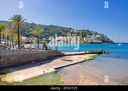 Vue sur la baie de Port de Sóller sur Majorque une journée d'été ensoleillée Banque D'Images