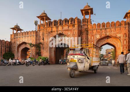 Trafic à la porte d'Ajmeri très fréquentée à Jaipur Inde Banque D'Images