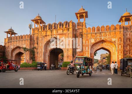 Trafic à la porte d'Ajmeri très fréquentée à Jaipur Inde Banque D'Images