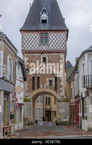 Porte historique de la ville avec la tour de l'horloge et l'architecture médiévale dans une rue étroite Banque D'Images