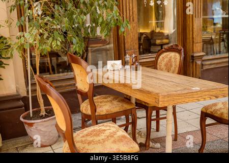 Café de luxe avec des meubles en bois classiques et aucune personne présente. Colonnes et décoration élégantes Banque D'Images