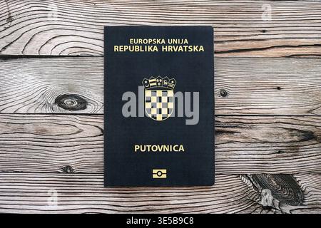 Passeport croate sur la table de près. Carnet officiel de documents d'identité pour les citoyens de Croatie. Concept de voyage et de tourisme en Croatie Banque D'Images