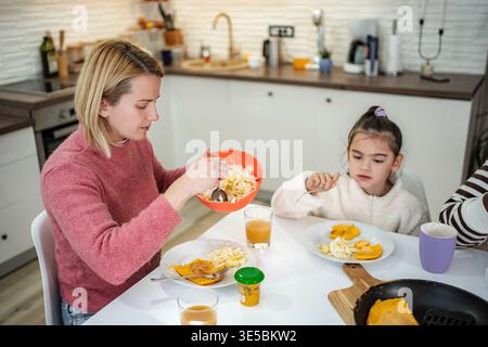 Mère et fille appréciant un repas sain en famille Banque D'Images