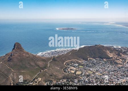 Vue vers le bas depuis la montagne de la table de Lions Head, le Cap, Afrique du Sud. Banque D'Images