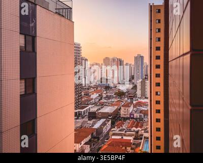 20 mars 2026. Coucher de soleil à la skyline de Sao Paulo. Tatuape, SP Brésil. Banque D'Images