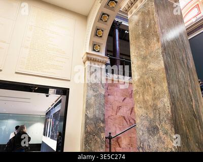Londres, Royaume-Uni - 2 février 2026 : Grand musée historique intérieur de la National Gallery avec de hautes colonnes de marbre, une arche ornée et des visiteurs explorant galler Banque D'Images
