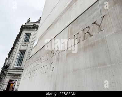 Londres, Royaume-Uni - 2 février 2026 : vue angulaire spectaculaire de la façade en pierre de l'aile Sainsbury de la National Gallery et de l'architecture classique à Londres, Royaume-Uni. Banque D'Images