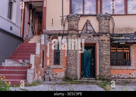 Vieille maison en ruine dans le centre de Chisinau, Moldavie Banque D'Images