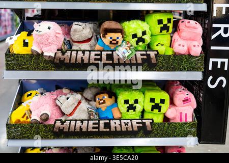 Poupées en peluche Minecraft sur l'étagère du magasin avec présentoir de jouets à collectionner Steve Wolf Creeper Pig Bee Shee Banque D'Images