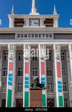 TIRASPOL, TRANSNISTRIE - 3 MAI 2023 : Hôtel de ville de Tiraspol, capitale de la Transnistrie. Initialement appelé Dom Sovetov (Maison des Soviets). Statue de Leni Banque D'Images