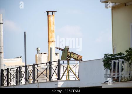 Une ancienne mitrailleuse M2 Browning vue sur le toit d'un bâtiment au Pirée, en Grèce. Banque D'Images