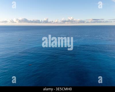 Vue aérienne de la mer Méditerranée eaux bleues au large de la côte de Nice France au lever du soleil Banque D'Images