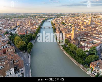 Vue aérienne Vérone Italie et la rivière Adige au lever du soleil avec bâtiments historiques Banque D'Images