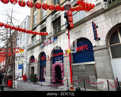 Londres, Royaume-Uni - 02 février 2026 : Chinatown à Londres Royaume-Uni encadré par des rangées de lanternes rouges et l'entrée du casino SilverTime. Façade en pierre voûtée, néon si Banque D'Images