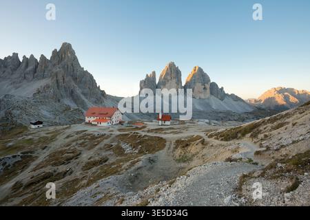 La cabane Locatelli et le Tre Cime di Lavaredo, Parc National de Tre Cime, Tyrol du Sud, Italie Banque D'Images