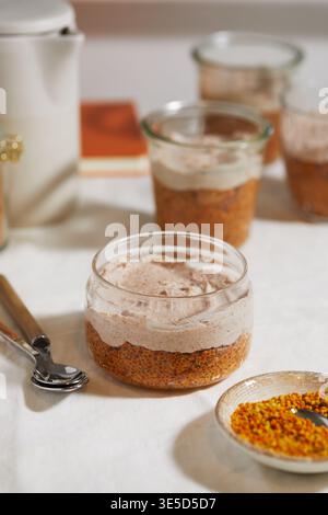 Chia pudding dans des bocaux en verre, surmonté de couches crémeuses, est affiché sur une table comme une incarnation d'un choix de petit déjeuner sain. Cet aliment à base de plantes a Banque D'Images