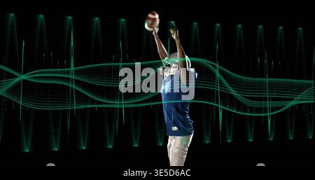 Atteindre le récepteur dans les coussinets de maillot de casque attraper le football en studio avec forme d'onde sarcelle, espace de copie Banque D'Images