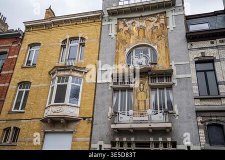 Vue extérieure de la célèbre Maison Cauchie à Etterbeek, Bruxelles. La façade Art Nouveau, dessinée par Paul Cauchie en 1905, est entièrement décorée avec esprit Banque D'Images