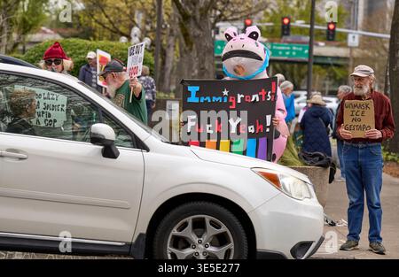 Des manifestants, dont une grenouille gonflable, manifestent devant le bureau DES GLACES d'Eugene, Oregon, le 31 mars 2026. Banque D'Images