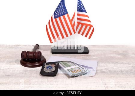 Marteau en bois avec argent comptant et drapeaux des états-unis Banque D'Images