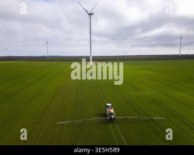 Pulvérisateur automoteur travaillant dans un champ vert, vue aérienne Banque D'Images