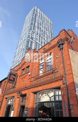Historic Eagle Inn, Salford, un pub victorien Joseph Holt avec les meilleures bières de Holt, éclipsé par un gratte-ciel moderne de Manchester Banque D'Images