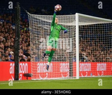 Londres, Royaume-Uni. 01st Apr, 2026. LONDRES, ANGLETERRE - 1er AVRIL : la gardienne de but Hannah Hampton de Chelsea saute pour remporter le ballon lors du quart de finale de deuxième manche de l'UEFA Womens Champions League 2025/26 entre Chelsea et Arsenal à Stamford Bridge le 1er avril 2026 à Londres, Angleterre. Crédit : SPP Sport Press photo. /Alamy Live News Banque D'Images