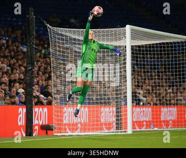 Londres, Royaume-Uni. 01st Apr, 2026. LONDRES, ANGLETERRE - 1er AVRIL : la gardienne de but Hannah Hampton de Chelsea saute pour remporter le ballon lors du quart de finale de deuxième manche de l'UEFA Womens Champions League 2025/26 entre Chelsea et Arsenal à Stamford Bridge le 1er avril 2026 à Londres, Angleterre. Crédit : SPP Sport Press photo. /Alamy Live News Banque D'Images