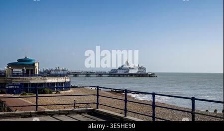 Eastbourne Pier et kiosque à musique à Eastbourne, East Sussex, Royaume-Uni le 30 mars 2026 Banque D'Images