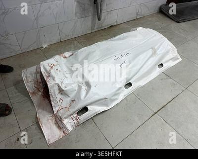 Funérailles Khan Yunis bande de Gaza corps de 3 membres du personnel de sécurité palestinien tués suite à l'attaque israélienne sur la zone de Mawasi de Khan Yunis dans le sud de la bande de Gaza, en Palestine, le 1er avril 2026. Khan Yunis bande de Gaza Territoires palestiniens Copyright : xDoaaxAlbazx Banque D'Images