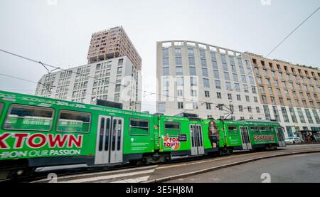 Milan, Italie, 12 mars 2026 : transport public avec publicité sur ses côtés dans le centre de Milan. Banque D'Images