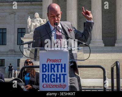 Washington, District de Columbia, États-Unis. 1er avril 2026. ANTHONY ROMERO, directeur exécutif de l’ACLU, s’adresse à un rassemblement devant la Cour suprême des États-Unis alors que les juges entendent les arguments oraux dans Barbara c. Trump. L'affaire conteste le décret du président TrumpÃs cherchant à mettre fin à la citoyenneté de droit de naissance. Le 14ème amendement garantit la citoyenneté à toute personne née sur le sol américain. (Crédit image : © Sue Dorfman/ZUMA Press Wire) USAGE ÉDITORIAL SEULEMENT ! Non destiné à UN USAGE commercial ! Banque D'Images