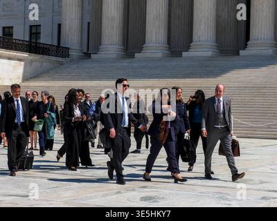 Washington, District de Columbia, États-Unis. 1er avril 2026. La directrice juridique nationale de l’ACLU, CECILLIA WANG (au centre) et le directeur exécutif de l’ACLU, ANTHONY ROMERO (à droite), font partie de ceux qui quittent la Cour suprême des États-Unis après que les juges aient entendu les arguments oraux de Wang dans Barbara c. Trump. L'affaire conteste le décret du président TrumpÃs cherchant à mettre fin à la citoyenneté de droit de naissance. Le 14e amendement garantit la citoyenneté à toute personne née sur le sol américain. (Crédit image : © Sue Dorfman/ZUMA Press Wire) USAGE ÉDITORIAL SEULEMENT ! Non destiné à UN USAGE commercial ! Banque D'Images