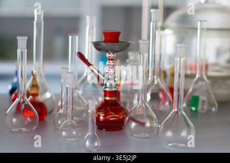 composition de narguilé rouge et de flacons en verre chimique Banque D'Images