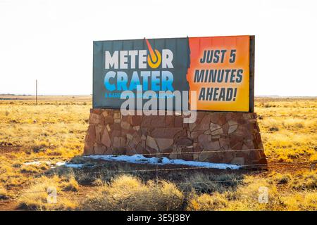 Winslow, AZ, États-Unis - 30 janvier 2026 : panneau publicitaire en bord de route promouvant l'attraction Meteor Crater le long de l'autoroute dans le paysage désertique de l'Arizona Banque D'Images