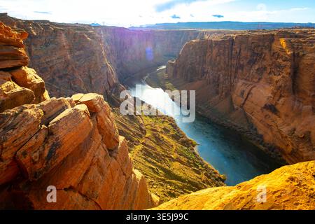 La perspective aérienne montre le fleuve Colorado qui coule à travers le paysage de Glen Canyon près de page Arizona Banque D'Images