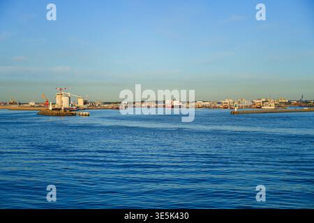 Paysage industriel du Port de Calais avec terminaux maritimes à l'heure d'or, France Banque D'Images