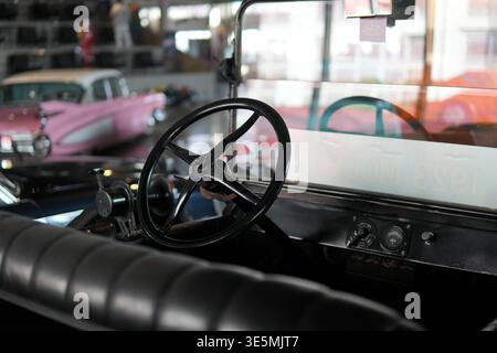 Shanghai 2 mars 2026 intérieur de voiture Ford vintage avec volant classique et tableau de bord poli sur l'affichage dans la salle d'exposition rétro, évoquant l'automobile Banque D'Images