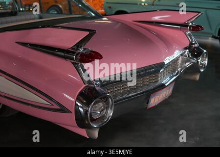 Shanghai 2 mars 2026 1959 Cadillac Eldorado détail arrière avec ailerons roses caractéristiques, pare-chocs chromés brillants et élégance et style Americana vintage Banque D'Images