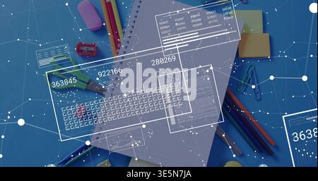 Affichage du carnet en spirale sur le bureau bleu avec des feuilles lignées, des crayons de couleur, des stylos, une superposition numérique Banque D'Images