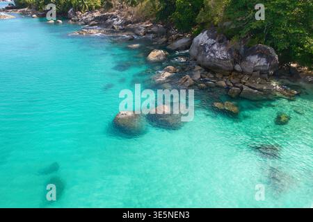 Tir de drone de rochers de granit, eau turquoise, plage de coucher de soleil, Mahé Seychelles Banque D'Images