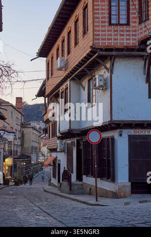 Veliko Tarnovo Bulgarie 13 mars 2026. images génériques de la ville avec diverses attractions touristiques, rues et bâtiments. Banque D'Images