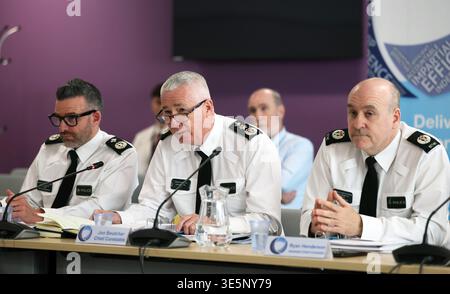 (De gauche à droite) le gendarme en chef adjoint Bobby Singleton, le gendarme en chef Jon Boucher et le gendarme en chef adjoint Ryan Henderson lors d'une réunion du Conseil des services de police à James House à Belfast. Date de la photo : jeudi 2 avril 2026. Banque D'Images