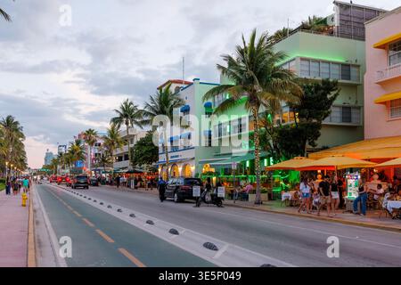 Miami, Floride, États-Unis - 31 mai 2025 : Ocean Drive bondé à Miami, rempli de gens, de voitures et d'une vie nocturne animée Banque D'Images