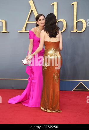 Elizabeth McGovern embrasse Michelle Dockery lors de la première mondiale de Downton Abbey à l'Odeon luxe Leicester Square, Londres, Angleterre le 9 septembre Banque D'Images